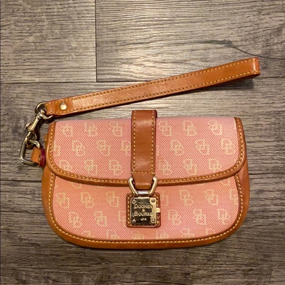 Dooney & Bourke Handbags - Dooney & Bourke vintage clutch